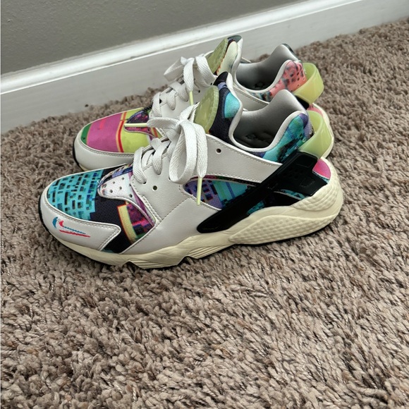 Nike Huaraches. Unique mismatched sneakers with glow in the dark logos. - Picture 3 of 4
